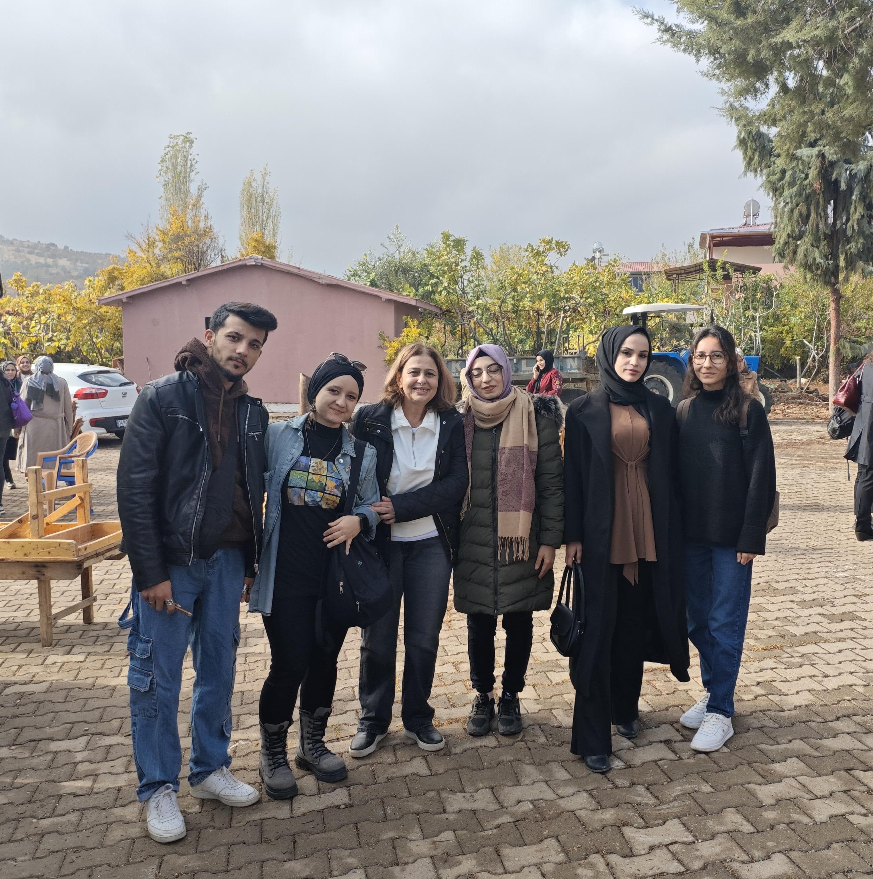 Fakültemiz Resim Bölümü öğrencileri Kızıldamlar İlkokulu yenileme çalışmalarına katıldı